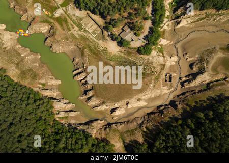 Luftaufnahme des Stausees La Baells im Gebiet Molí del Cavaller während der Sommertrockenheit 2022 (Berguedà, Barcelona, Katalonien, Spanien) Stockfoto