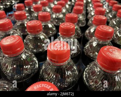 Grovetown, GA USA - 12 21 21: Lebensmitteleinzelhandel mit Blick auf Kokendüsen auf einem Display Stockfoto