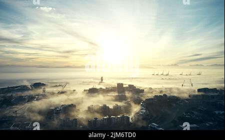 Auch durch den Nebel gibt es Schönheit. Nebel und Wolken entlang der Küste von Kapstadt in Südafrika. Stockfoto