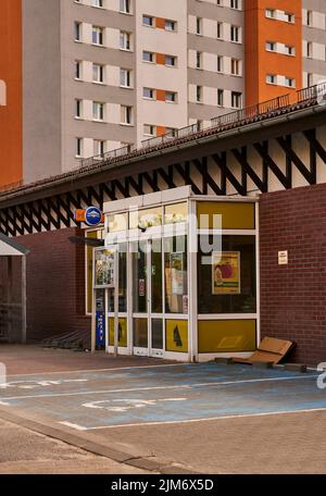 Eine Reihe von Einkaufswagen am Eingang eines Netto-Supermarkts. Stockfoto