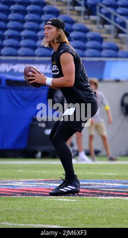 Canton, OH, USA. 4. August 2022. Trevor Lawrence #16 während des Jacksonville Jaguars vs Las Vegas Raiders Hall of Fame Spiels in Canton, OH. Jason Pohuski/CSM/Alamy Live News Stockfoto