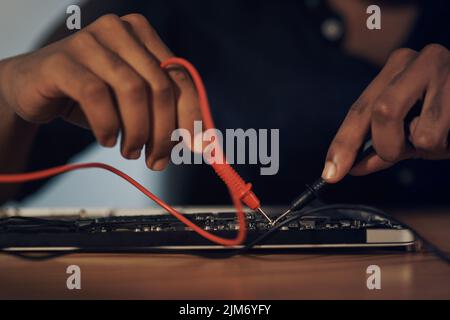 Der Typ, um Ihre Tech ein Upgrade. Ein unkenntlich Techniker Reparatur Computer-Hardware. Stockfoto