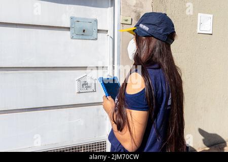 Marilia, Brasilien, 01. August 2022. Zensus-Taker an der Tür eines Hauses, um Daten von der Volkszählung 2022 in der Stadt Marília zu sammeln. Mitarbeiter der Volkszählung des brasilianischen Instituts für Geographie und Statistik, IBGE Stockfoto