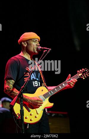 Rom, Italien. 04. August 2022. Ben Harper und The Criminal Innocent leben auf dem römischen Sommerfest - Cavea Auditorium Parco della Musica in Rom. Das Duo Casadilegno eröffnet das Konzert. Ben Harper mit Leon Mobley am Schlagzeug, Juan Nelson am Bass, Oliver Charles am Schlagzeug, Jason Yates am Keyboard und Michael ward an der Gitarre. (Foto von Daniela Franceschelli/Pacific Press) Quelle: Pacific Press Media Production Corp./Alamy Live News Stockfoto