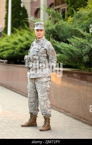 Reife Soldatin in Militäruniform im Freien Stockfoto