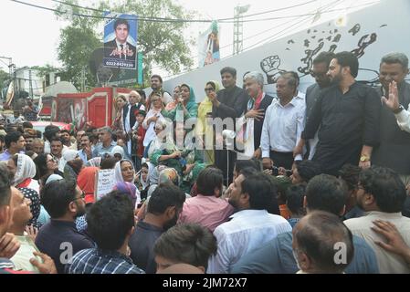 Lahore, Punjab, Pakistan. 4. August 2022. Anhänger des ehemaligen pakistanischen Premierministers Imran Khan und der politischen Partei Pakistan Tehreek e Insaf (PTI) protestieren während Demonstrationen gegen die PMLN-Regierung und die Wahlkommission in Lahore. (Bild: © Rana Sajid Hussain/Pacific Press via ZUMA Press Wire) Stockfoto