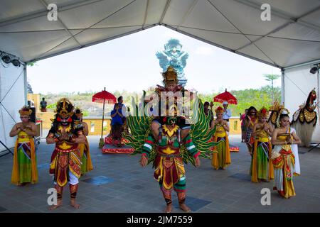 Cha-am, Indonesien - September 2, 2019: Traditionelle Garuda Wisnu Ballett Tanz an der GWK Cultural Park durchgeführt Stockfoto