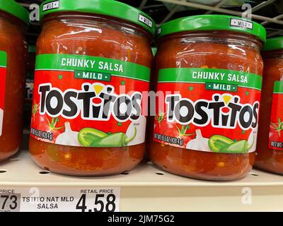 Grovetown, GA USA - 05 03 22: Salsa Tostitos im Einzelhandel mild Stockfoto