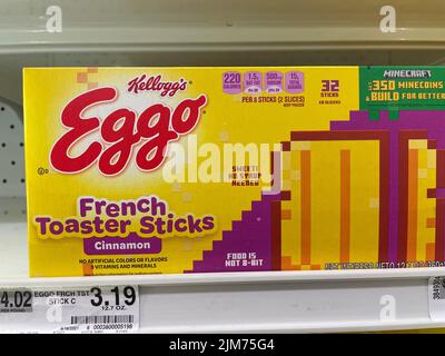 Grovetown, GA USA - 04 29 22: Ladengeschäft Tiefkühlkost Eggo Blaubeerwaffeln Stockfoto