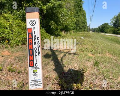 Grovetown, GA USA - 04 29 22: Pfosten und orange-weiße Informationen Stockfoto