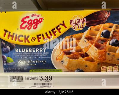 Grovetown, GA USA - 04 29 22: Einzelhandel Tiefkühlkost Eggo dicke und flauschige Waffeln Stockfoto