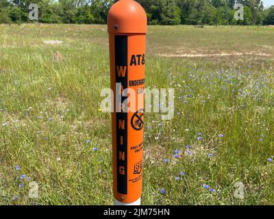 Grovetown, GA USA - 04 29 22: Pfosten und orangefarbenes Warnschild Stockfoto