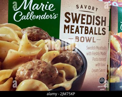 Grovetown, GA USA - 05 04 22: Ladengeschäft Tiefkühlkost Marie Callenders schwedische Fleischbällchen Stockfoto