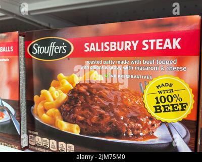 Grovetown, GA USA - 05 04 22: Ladengeschäft Tiefkühlkost Stouffers Salisbury Steak Stockfoto