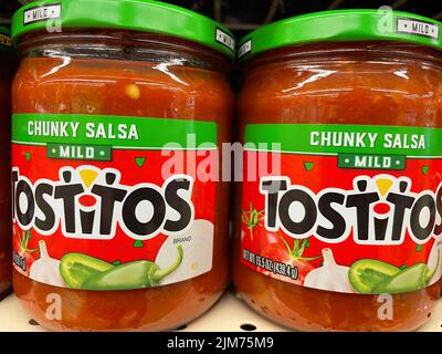 Grovetown, GA USA - 05 03 22: Einzelhandelsgeschäft Tostitos grobklobige Salsa Stockfoto