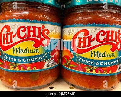 Grovetown, GA USA - 05 03 22: Chip Dip Chi Salsa im Einzelhandel Stockfoto