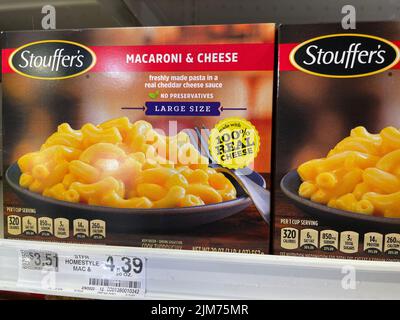 Grovetown, GA USA - 05 04 22: Ladengeschäft Tiefkühlkost Stouffers Makkaroni und Käse Stockfoto