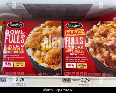 Grovetown, GA USA - 05 04 22: Ladengeschäft Tiefkühlkost Stouffers Schüssel volle Vielfalt Stockfoto