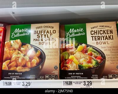 Grovetown, GA USA - 05 04 22: Lebensmittelgeschäft Tiefkühlkost Marie Callenders Vareität und Preis Stockfoto
