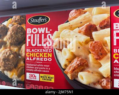 Grovetown, GA USA - 05 04 22: Ladengeschäft Tiefkühlkost Stouffers Bowl Fulls Hähnchen Stockfoto