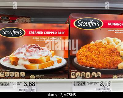 Grovetown, GA USA - 05 04 22: Ladengeschäft Tiefkühlkost Stouffers Rahm Beef und Regalschild Stockfoto