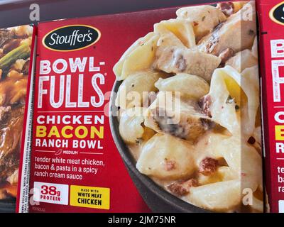 Grovetown, GA USA - 05 04 22: Ladengeschäft Tiefkühlkost Stouffers Bowl volle Speck Stockfoto