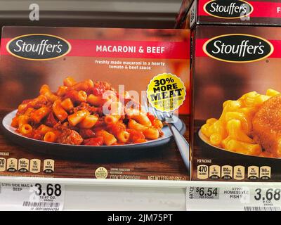 Grovetown, GA USA - 05 04 22: Einzelhandel Tiefkühlkost Stouffers Macaroni and Beef Stockfoto