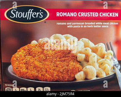 Grovetown, GA USA - 05 04 22: Ladengeschäft Tiefkühlkost Stouffers Romano verkrusttes Huhn Stockfoto