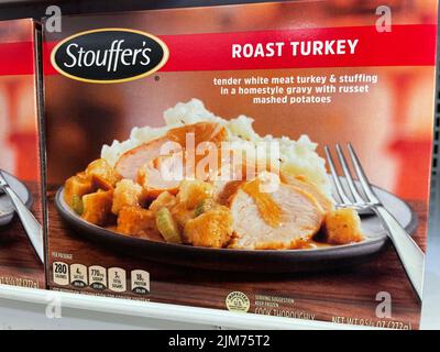 Grovetown, GA USA - 05 04 22: Ladengeschäft Tiefkühlkost Stouffers Roast turkey Stockfoto