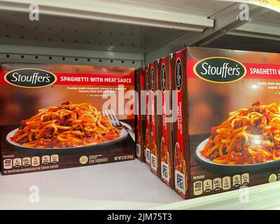 Grovetown, GA USA - 05 04 22: Ladengeschäft Tiefkühlkost Stouffers Reihen im Regal Stockfoto