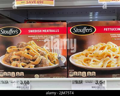 Grovetown, GA USA - 05 04 22: Ladengeschäft Tiefkühlkost Stouffers Vielfalt und Preisschild Stockfoto