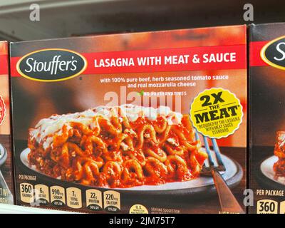 Grovetown, GA USA - 05 04 22: Ladengeschäft Tiefkühlkost Stouffers Lasagne und Fleischsoße Stockfoto