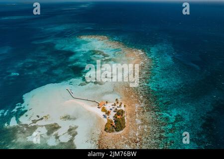 Eine atemberaubende Vogelperspektive auf eine kleine Insel in Belize, die vom Karibischen Meer umgeben ist Stockfoto