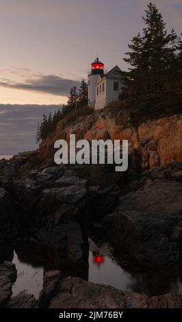 Eine wunderschöne Landschaft des Bass Harbor Lighthouse im Acadia National Park, Maine, USA auf einer felsigen Klippe mit einem Sonnenuntergang Himmel Stockfoto