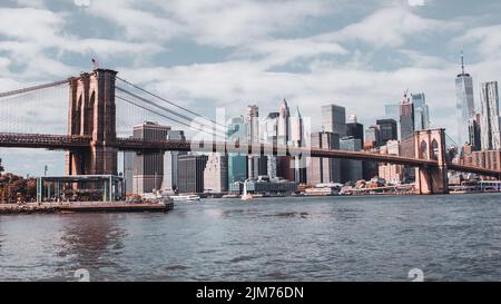 Schönes Landschaftsfoto der Brooklyn Bridge in NYC Stockfoto