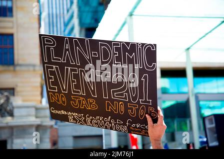 Perth, Australien - 20. November 2021: Freiheitsdemonstration gegen Impfmandate Stockfoto