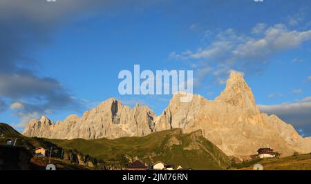 ALPENGLOW ist der optische Effekt, der das Sonnenlicht bei Sonnenuntergang reflektiert und die Dolomiten vom Rollepass in Italien mit ORANGE färbt Stockfoto