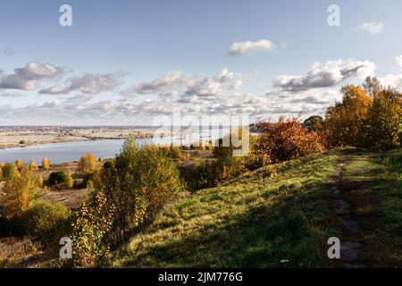 Herbstlandschaft in der Region Rjasan, Blick auf die Oka, das Dorf Konstantinovo. Vorderansicht. Stockfoto