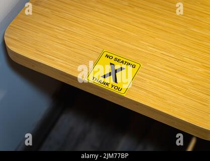 Kein Sitzschild auf einem Holzbrett. Stockfoto