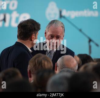 Buenos Aires, Argentinien. 03. August 2022. Axel Kicillof (l.), Gouverneur der Provinz Buenos Aires, spricht kurz vor Beginn der Zeremonie zur Amtseinführung des neuen Wirtschaftsministers Massa mit dem Präsidenten des argentinischen Industrieverbands Daniel Funes de Roja (r.). Quelle: Florencia Martin/dpa/Alamy Live News Stockfoto