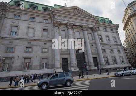 Buenos Aires, Argentinien. 03. August 2022. Blick auf die Fassade der Zentralbank von Argentinien. Quelle: Florencia Martin/dpa/Alamy Live News Stockfoto