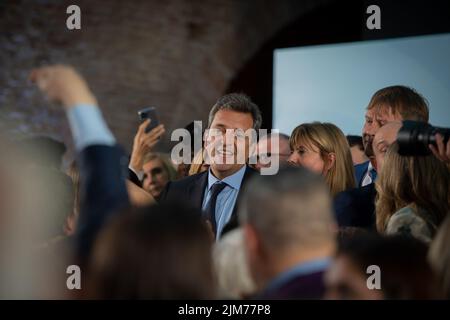 Buenos Aires, Argentinien. 03. August 2022. Sergio Massa, neuer „Super-Minister“ für Wirtschaft, Produktion und Landwirtschaft, nach seinem Amtsantritt. Quelle: Florencia Martin/dpa/Alamy Live News Stockfoto