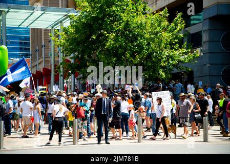 Perth, Australien - 20. November 2021: Freiheitsdemonstration gegen Impfmandate Stockfoto