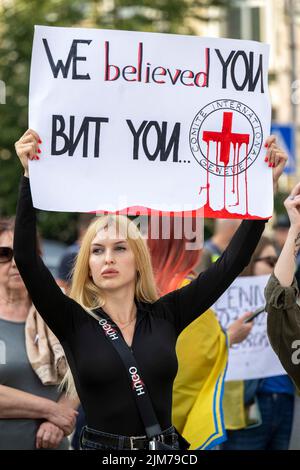 Am 4. August führen öffentliche Aktivisten und Angehörige der gefangenen Verteidiger von Asowstal die Straßenaktion "Olenivka ist das neue Auschwitz" auf dem Sofia-Platz durch. Die Teilnehmer werden die internationale Gemeinschaft und insbesondere die Internationale Rotkreuz- und Rothalbmondbewegung aufrufen, alles zu tun, um am 29. Juli Zugang zu den gefangenen Verteidigern von Asovstal zu erhalten und ihre Sicherheit in Zukunft zu gewährleisten. Die Russen feuerten auf ein Gefängnis in der Stadt Oleniwka, wo ukrainische Kriegsgefangene festgehalten wurden, und töteten mindestens 53 Soldaten. Laut ukrainischen Intelligenzen Stockfoto