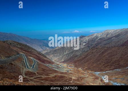 Schöne Zickzack-Straße in den Bergen, schönes Tal mit Zickzack-Straße in den Bergen, Bausar Pass in Nordpakistan Stockfoto