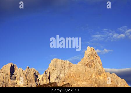 Italienische Dolomiten snd Gipfel genannt Cimon della Pala mit orangen Tönen, die bei Sonnenuntergang ENROSADIRA oder Alpenglow erscheint Stockfoto