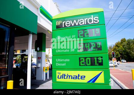 Perth, Australien - 9. März 2022: Rekordpreise für Kraftstoff an der BP-Tankstelle Stockfoto