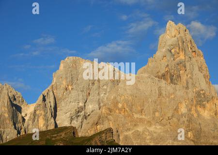 Italienische Dolomiten genannt CIMA VEZZANA und CIMON DELLA PALA mit orangenen Farben durch optischen Effekt genannt Alpenglow Stockfoto