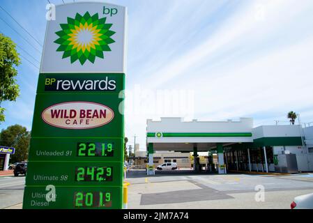 Perth, Australien - 9. März 2022: Rekordpreise für Kraftstoff an der BP-Tankstelle Stockfoto