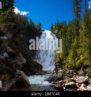 Henfallet Wasserfall in Tydal Berge im Sommer Look. Große und hohe Wasserfälle im borealen Wald Norwegens. Stockfoto